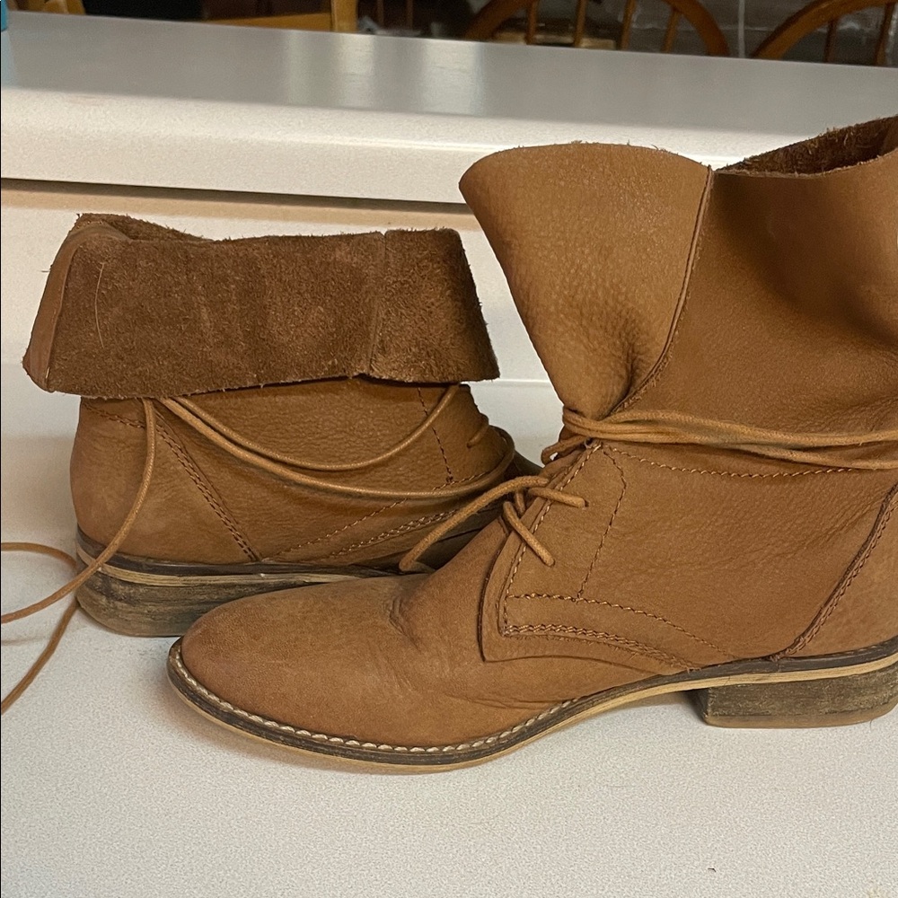 Steve Madden Tan Lace Up Boots
